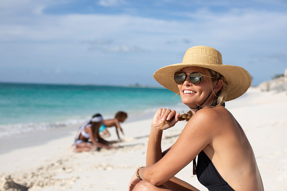 4K0A4320 mom and kids on beach